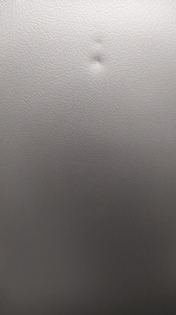 mới giao hồi sáng, nên chưa biết tủ có hoạt động được không. Nhưng giao hàng thì giao bằng xe to mà vẫn bị móp nặng như vậy, đc cái là anh nhân viên rất nhiệt tình gỡ lại 1 phần. Đợi anh nhân viên lắp đặt qua lắp tủ xem hoạt động như thế nào, mới tính tiếp.