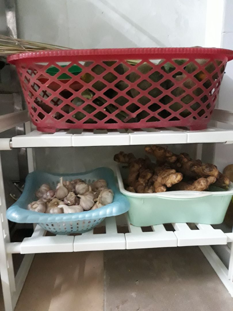 giao hàng đúng lịch, đóng thùng cẩn thận, bọc nylon từng phần, khá dễ lắp ráp, bé 6 tuổi nhà mình lắp phụ được, kệ chắc chắn, bé ngồi lên được, để dài ngắn tùy nhu cầu, đáng mua, bên cạnh đứng mẫu ghi TTP