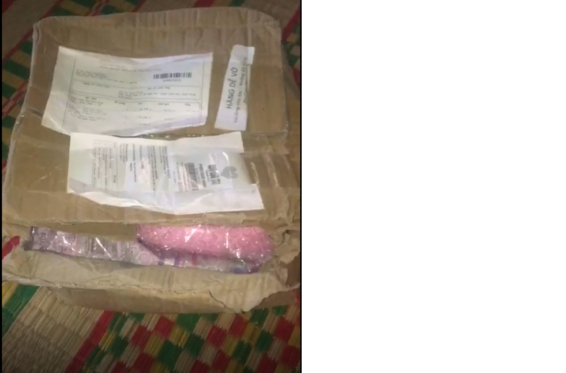 Hàng thì chất lượng, mình không nghĩ là shop đóng hàng cẩu thả đâu, cái này là do bên vận chuyển chắc luôn.
Thùng hàng rách tan nát, móp méo; cũng may là hàng hóa không bị gì.
Trên thùng hàng còn ghi là hàng dễ vỡ mà họ còn làm vậy, không ghi chú gì hết chắc không biết cái thùng thành cái gì luôn.
Quà tặng dễ thương