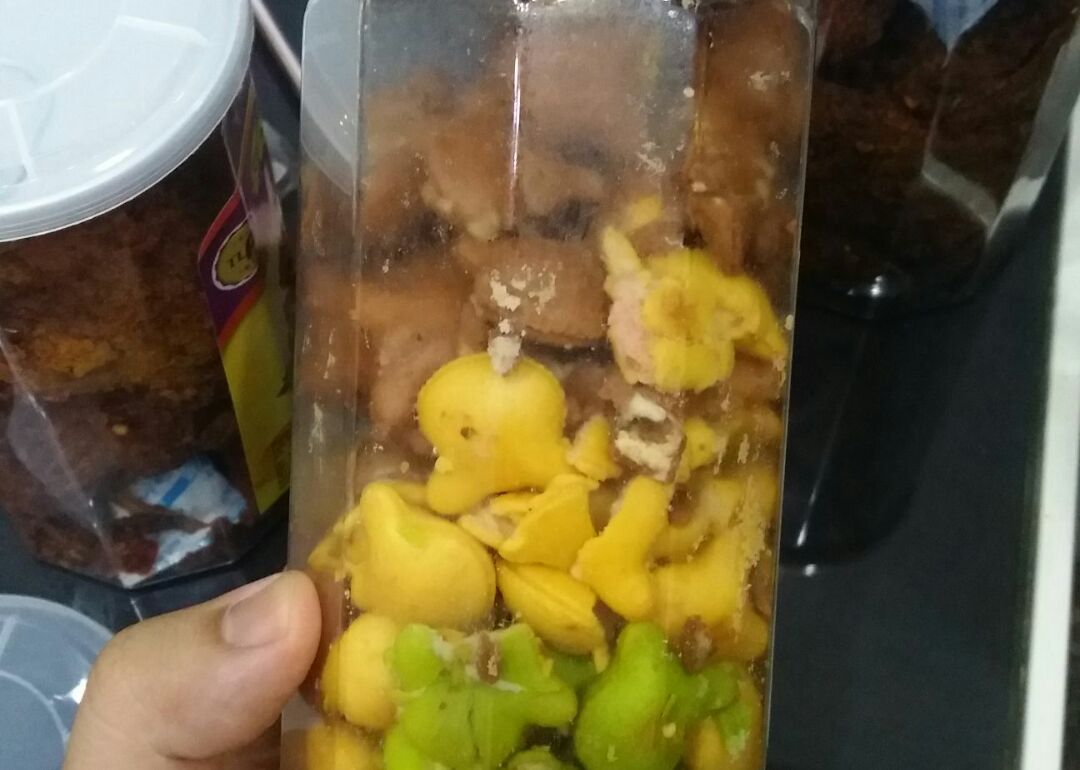 bánh giao tới hộp bị méo bánh bên trong bể nát , nhân bánh dính tùm lum trên hộp không biết ăn làm sao bánh giao tới hộp bị méo bánh bên trong bể nát , nhân bánh dính tùm lum trên hộp không biết ăn làm sao