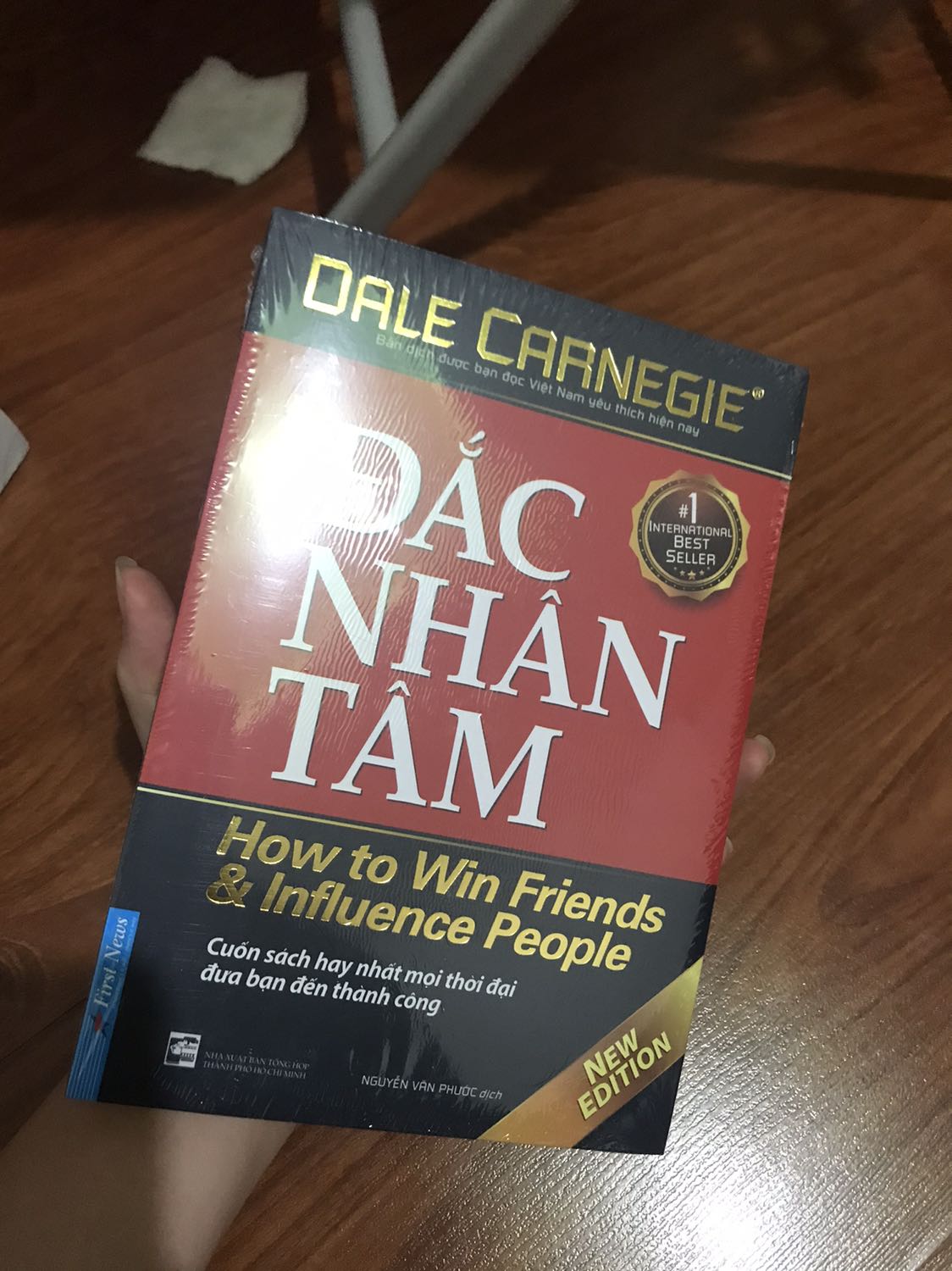 giao hàng nhanh lắm, mới đặt hồi trưa mà chiều đã nhận đc r. Đóng gói hàng đẹp, chắc chắn. Sách đẹp, dày dặn. Mình chưa đọc nên k biết nội dung ra sao nhưng mà chung là hài lòng lắm ❤️