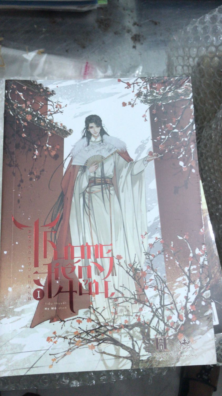 Bìa sách đẹp, giao hàng ổn và ko bị df