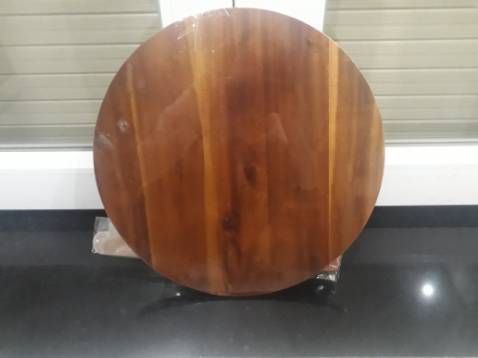 Shop giao hàng siêu nhanh , đóng gói sản phẩm chắc chắn , đế làm bằng gỗ rất đẹp và chắc tay , còn kèm các loại dao làm bánh rất tiện luôn