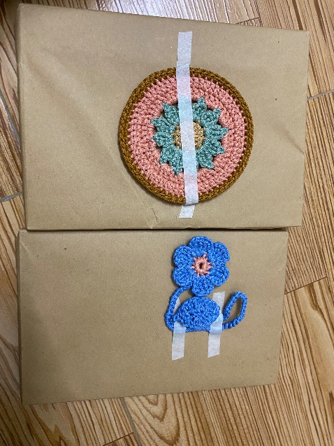 Mình mua sách trên sàn Tiki, ***, *** nhiều rồi mà lần đầu thấy một shop bán trên sàn dễ thương như shop này. Shop bọc từng quyển cẩn thận (trên mỗi quyển lại tặng kèm cho khách hàng một món quà dễ thương như thế này). Sau đó còn cẩn thận bọc chung vào một túi xốp chống sốc. Nói chung không có gì để chê, sách thì mới tinh nên mình rất hài lòng nên mới viết dài thế này.