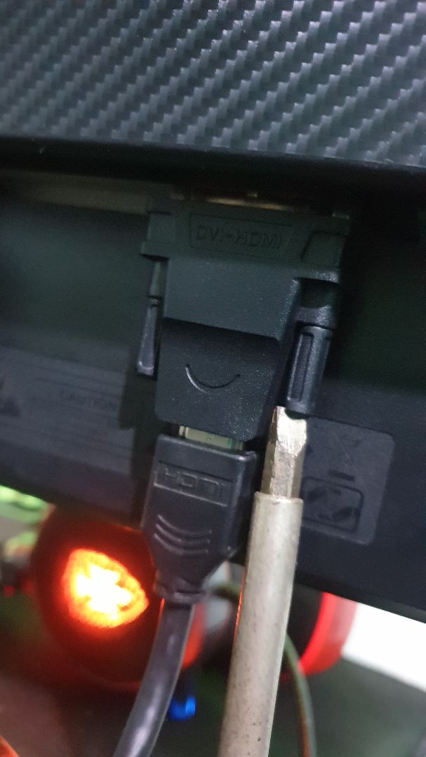 màn hình máy bàn mình cũ rồi nên chỉ có 2 cổng d-sub và dvi thôi nên khi xuất từ cổng hdmi của card màn hình rời phải mua thêm cục này. Cắm phát ăn luôn. Hàng Ugreen chất lượng tốt lắm các bạn.