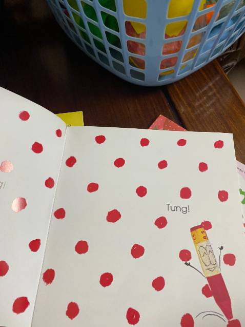 bạn em thích tô tô vẽ vẽ với màu chì màu sắp này hơn, kể cả có tô vào sách cũng ko vấn đề j