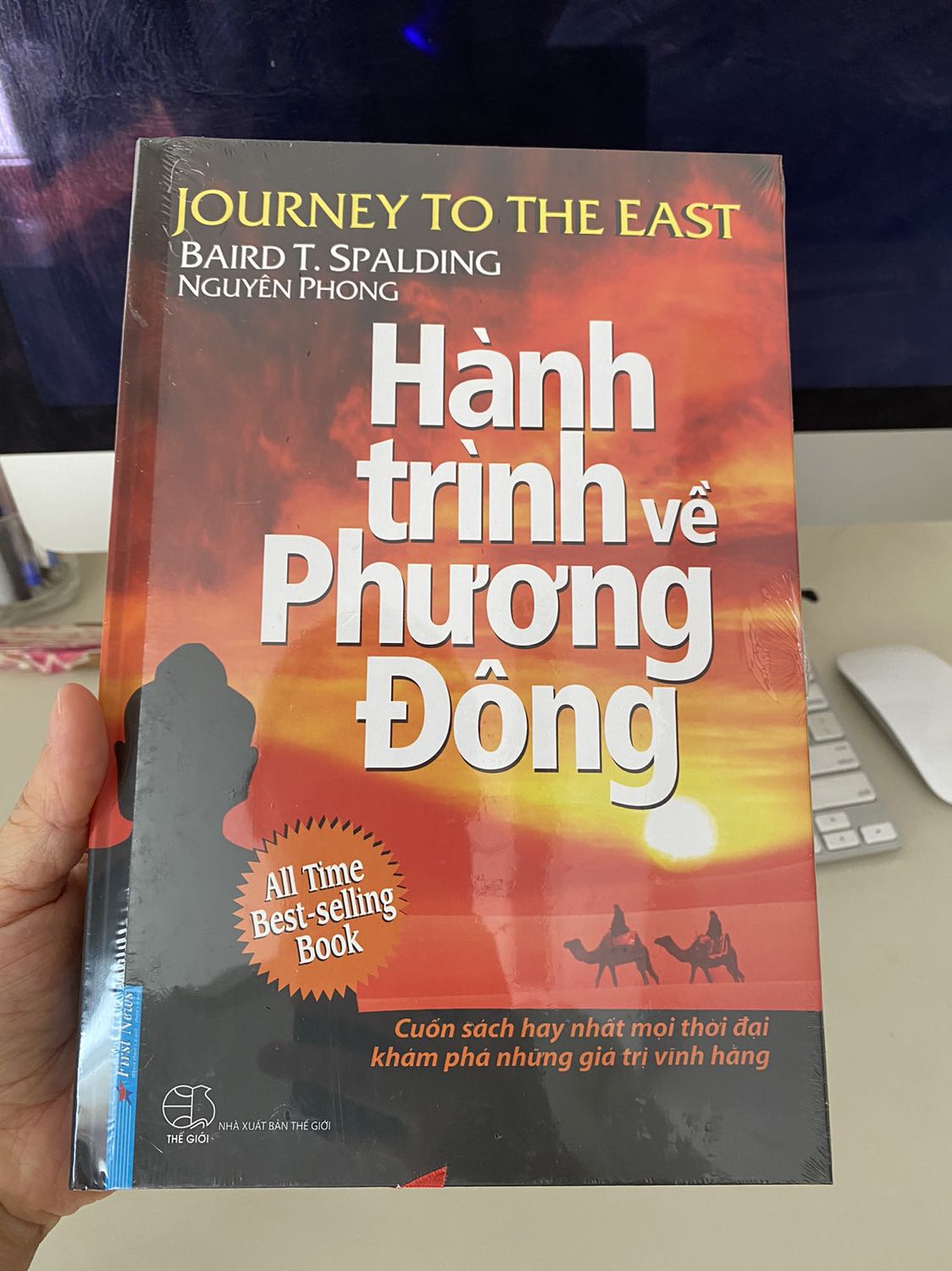 đọc xong cuốn sách giống như mình vừa đến từ Tây Tạng về vậy, đến giấc ngủ cũng nghĩ về đất nước nay với biết bao quan điểm, phương pháp tu hành, những tư tưởng của tu sĩ cũng với sự liên tưởng thông qua những câu chuyện , truyền thuyết về các bậc tu sĩ ngày xưa