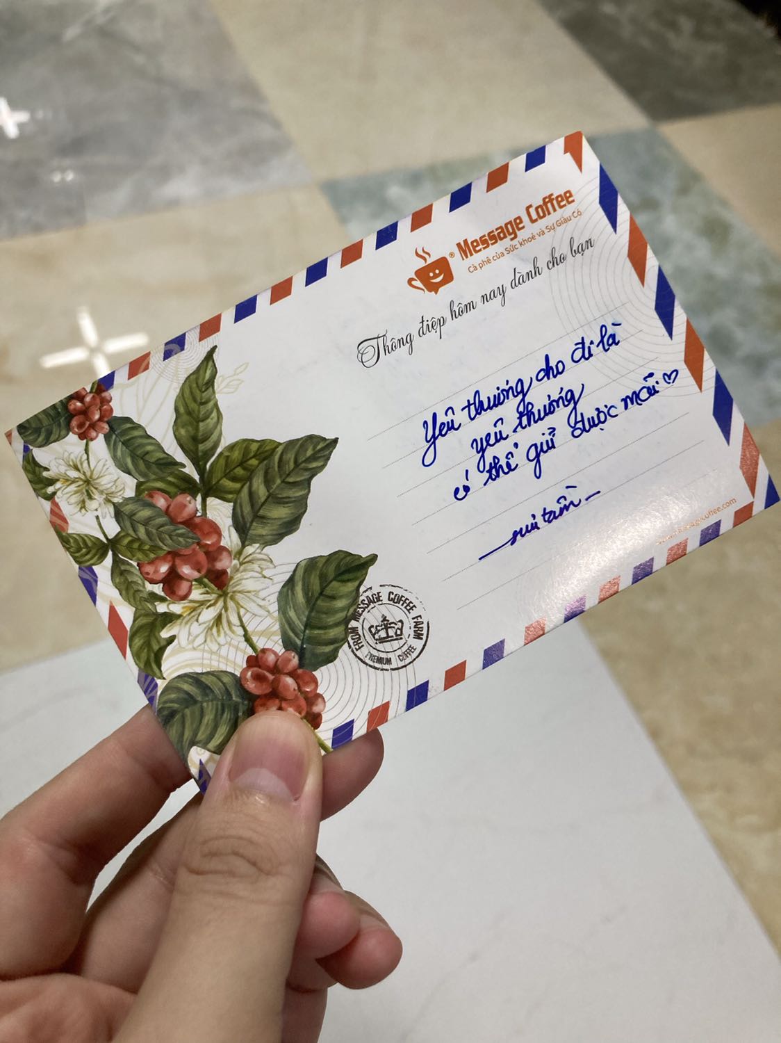 Mình nhận được cafe rất nhanh. Thật bất ngờ khi mở gói cafe và nhận được thông điệp. Quả thật các bạn rất biết cách lấy lòng khách hàng và thực sự là các bạn đã làm mình rất rất hài lòng. Từ bao bì, đóng gói, thông điệp đến chất lượng cafe. Mình định để hôm sau pha nhưng rất tò mò nên phải pha ngay 1 ly. Hoàn toàn là cafe nguyên chất, thơm một cách vốn dĩ rất cafe. Hoàn toàn không có hương liệu khác như bơ hay bắp. Khi pha và nếm thử đúng đắng và có vị chua nhẹ. Mình rất hài lòng với chất lượng cafe này. Nhân tiện có mùa vải, làm ngay một ky cafe ủ lạnh với vải tươi, thật là tuyệt vời. Mình sẽ dùng tiếp các sản phẩm từ các bạn và rất sẵn lòng giới thiệu cho bạn bè.