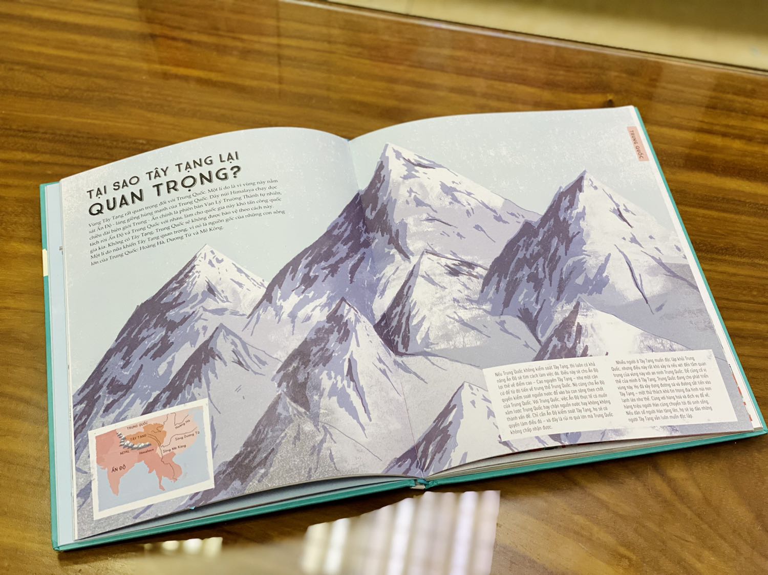 Điểm cộng
+ Tiki giao hàng đúng lịch hẹn. 
+ Sách bìa cứng, khổ lớn, in màu toàn bộ, hình ảnh đẹp, chất lượng giấy tốt, chữ to & rõ. 
Điểm trừ 
- Tiki đóng gói quá cẩu thả, hộp to hơn sách mà không hề có giấy chèn. Trong quá trình vận chuyển hộp còn bị đè bẹp.
- Sách không được bọc màng co nên các góc đều bị móp, một số chỗ bị trầy nhẹ & dính bẩn. Nhìn quyển sách mua hơn 180k mà đóng gói & vận chuyển như vậy mình khó chịu thật sự nên chỉ cho 4 sao thôi.