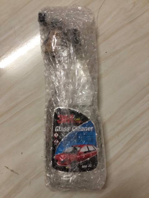 Mua keo dán 3M mà giao nước lau kiếng 3M??