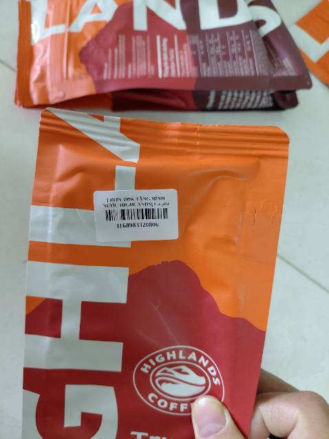 Đơn 399k tặng phin/ bình nước.  Đơn mình gần 1trieu mà không có quà tặng. Dán cái tem lên gói cà phê nhìn mất cảm tình