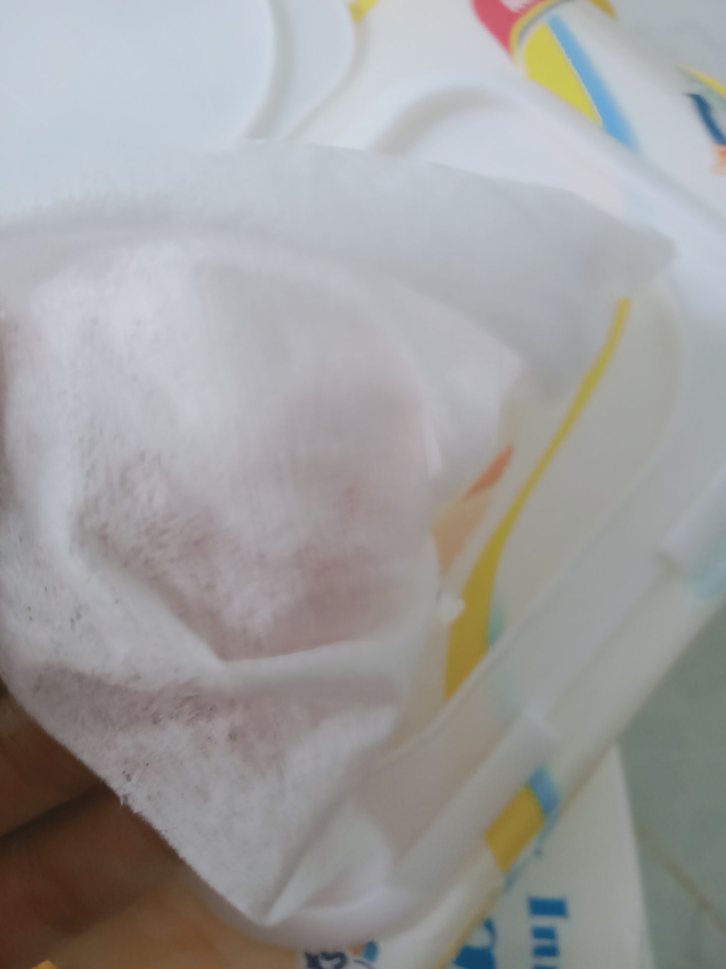 Giao hàng nhanh, khăn giấy có mùi nhưng mùi dễ chịu lắm. Khăn mềm mại, thích hợp da em bé. Giá rất hạt dẻ, nhất định sẽ quay lại mua hàng lần sau