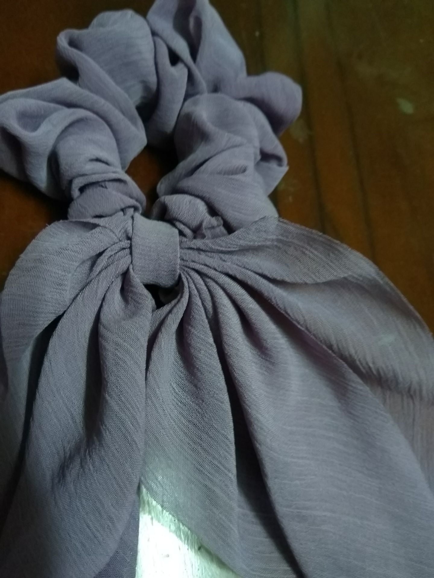 Mình khá thích chất liệu của scrunchies này. Dạng vải xốp chứ không bóng như vải lụa hoặc phi bóng. Phần thun mềm, vừa đủ để buộc tóc mà không gây đau.