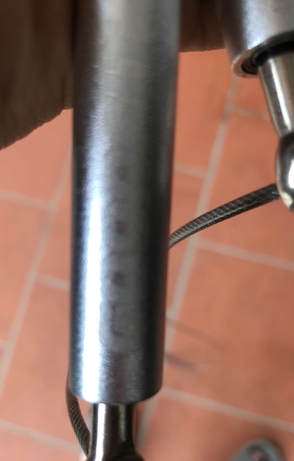 Nhận hàng và dùng được một thời gian rùi giờ mới cho sao 😁
phải nói chất lượng quá ngon, tay cầm kim loại cầm rất chắc chắn, dây lõi thép bọc nhựa rất bền và hỗ trợ lực trong lúc nhảy khá tốt. Nói chung giá cả tốt trong phân khúc.