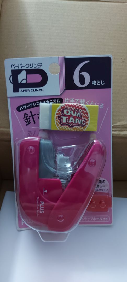 Sản phẩm dùng tiện, không dùng kim, giá hơi cao. Giao hàng nhanh chóng. Nên mua để dùng, được tặng hai kẹp giấy rất tiện.