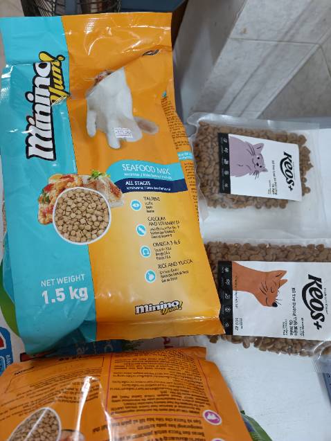 Shop giao hàng khá nhanh, giá ổn, thấy 2 bé mèo nhà mình ăn nhiều, chắc ngon 🥰