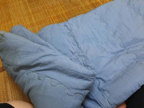 Chăn mềm mịn, chất vải nhẹ mát, đường chỉ may chắc chắn, sờ rất nhẹ và mềm nên đắp thời tiết mùa giao mùa rất ổn. Sản phẩm phù hợp với giá tiền, shop tư vấn rất tận tình chu đáo, thời giao giao hàng nhanh. Đánh giá 5* cho chất lượng và dịch vụ của shop