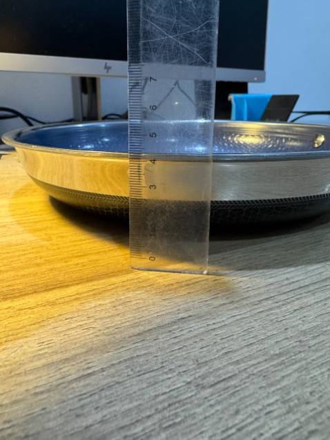 Chảo chất liệu và hoàn thiện có vẻ tốt (vì chưa dùng thử). Cần lưu ý là chảo khá nông (4,8 cm) và thành chảo rất vát, ko tiện chiên rán đồ dầy và dễ bắn dầu mỡ