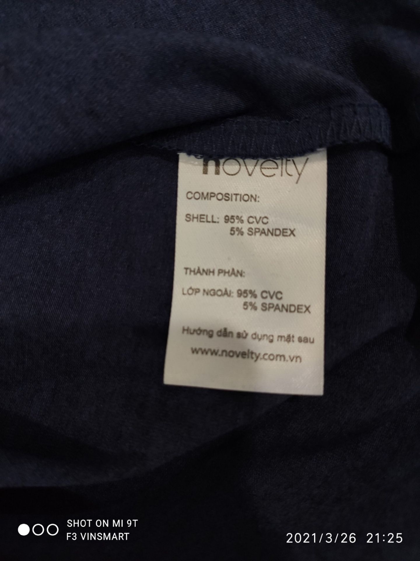 Chất cotton dày dặn. Màu sắc không được tươi như trong hình ảnh chụp lắm. Giá lúc sale là hợp lý chứ giá tag thì hơi chát