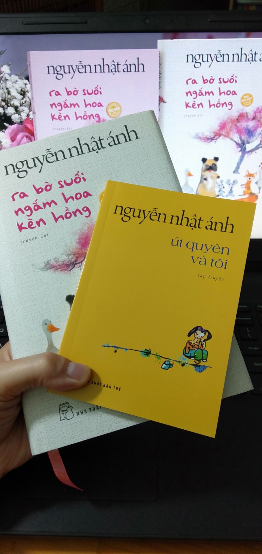 Tuyệt vời, sách được shop gói rất kỹ luôn nè. Mua quyển bìa cứng này còn được tặng thêm 01 thiệp trái tim, 01 bookmark in 2 mặt và thêm quyển sách khổ nhỏ "Út Quyên và Tôi" nữa. Quá đã!!!