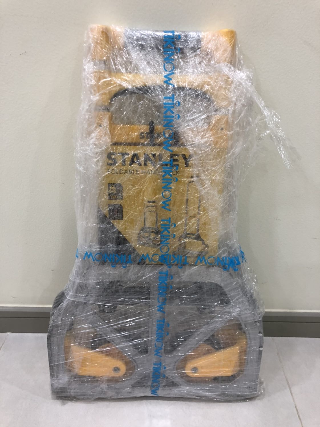 Đặt hàng buổi sáng, buổi chiều đã nhận đc. 
Tay đẩy nhựa cứng màu vàng bị trầy xước cả 2 bên, không biết có phải đã qua sử dụng chưa. 
Sp nhẹ, kéo nhẹ nhàng. Tay cầm kéo lên xuống cũng nhẹ nhàng. Bánh xe cứng cáp. Tải trọng có lẽ chỉ dc 25-30 kg.