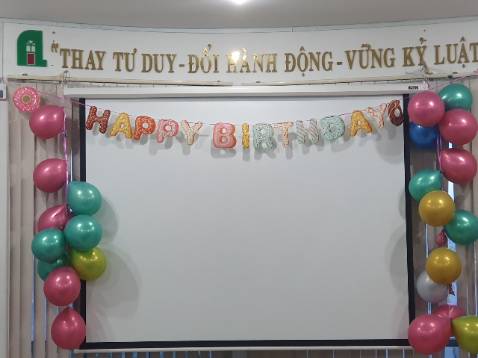 Thật ra định đánh giá 5 sao. nhưng khi mở hộp ra thì lại ko có dây buộc. chỉ có bảng chữ. Nên có thêm vài cuộn dây hoặc cước gì đó để tiện trang trí. phải lấy dây ruy băng để căng chữ lên. 
chữ màu sắc đẹp, như hình, bìa cứng dày. hàng chất lượng.
khuyến nghị bỏ thêm dây 1-2 loại gì đó để tiện việc trang trí.