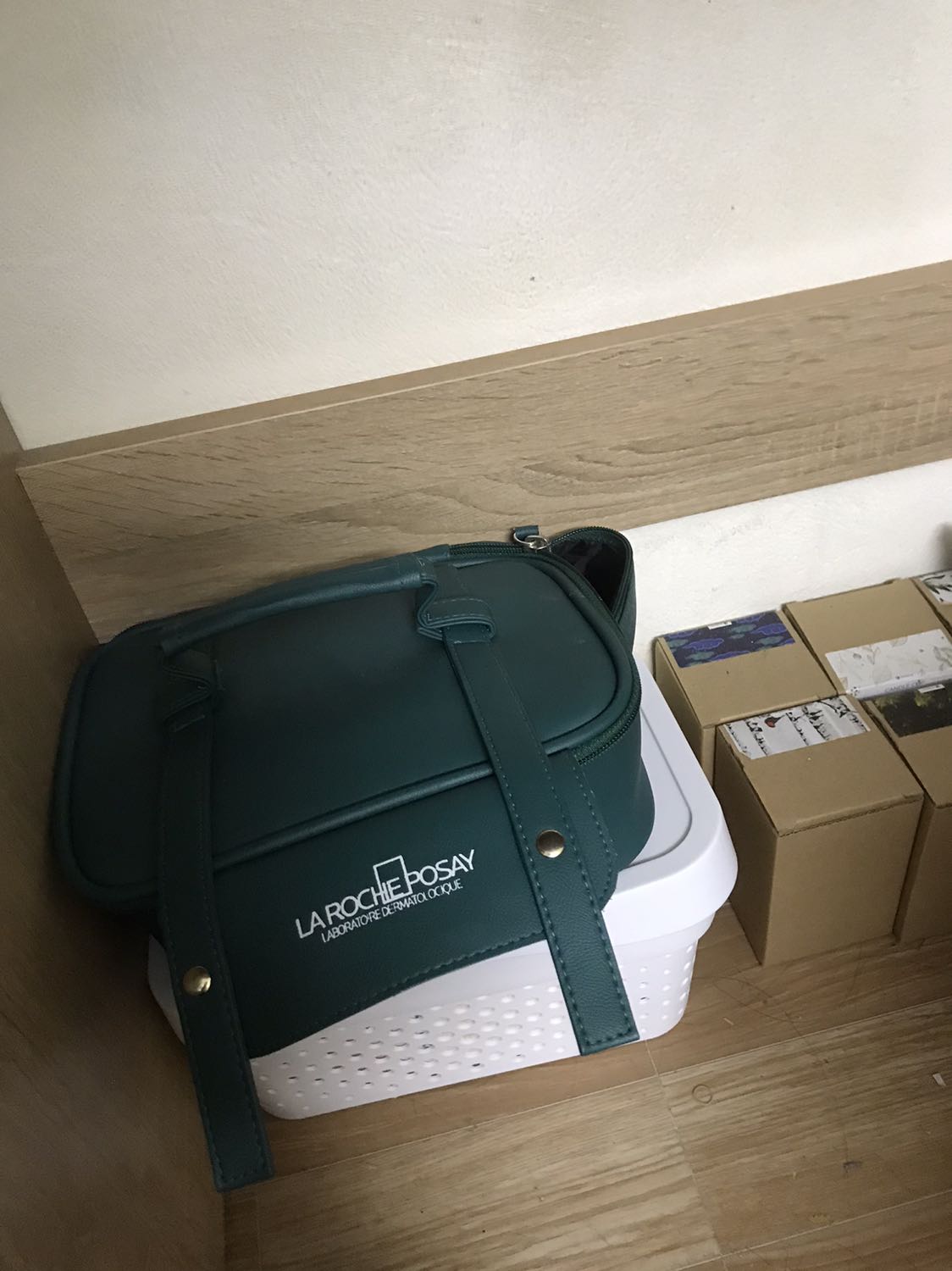 Xinh xắn dày dặn ạ. Tính mua thêm để sắp xếp lại cái gầm bàn bừa bộn. Hộp có nắp và tay cầm size mình mua là size nhỏ nhất. Hộp nhựa nên xếp chồng được lên nhau khá gọn gàng. K có gì phải chê xin cảm ơn 10 điểm