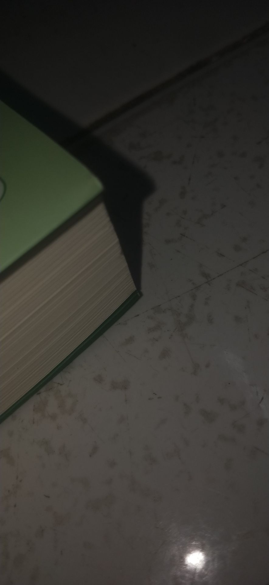 sách cô Trang Anh được recommend rất nhiều rồi nên về chất lượng thì không bàn tới nha , mình thấy đã có rất nhiều đánh giá về việc đóng gói của shop , nhưng cho đến sáng nay mình nhận được sách thì mình thấy chất lượng đóng gói thật sự rất tệ ! tuy là một số tiền không lớn để mua sách nhưng đối với một người yêu sách và quý sách như mình thì việc sách mình bỏ tiền ra mua mà chưa được mình sd ngày nào lại bị hư sách , như trong hình các bạn đã thấy là sách bị nhăn và móp méo ở góc của gáy sách , phần viền bị tróc rất nhiều , ( các bạn xem hình để biết chất lượng rìa sách nhé ) mong người bán có thể khắc phục lại những lỗi sau để sách đến tay người dùng được chất lượng tuyệt đối nhất nha , shipper thân thiện , giao hàng nhiệt tình , nội dung sách chất lượng , còn được tặng quà kèm nữa nha