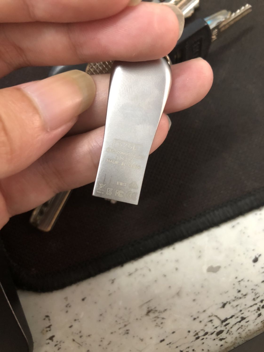 Nhìn chung là đẹp, nhưng mà vì vỏ kim loại nên sẽ rất nóng nếu cắm vào máy lâu, k biết về lâu về dài có ảnh hưởng nhiều tới USB và dữ liệu trong máy không, cũng do là kim loại nên đầu nó sẽ bị xước xước khi sử dụng, nếu để trên chìa khoá như mình thì còn xước nhiều Nhìn chung là đẹp, nhưng mà vì vỏ kim loại nên sẽ rất nóng nếu cắm vào máy lâu, k biết về lâu về dài có ảnh hưởng nhiều tới USB và dữ liệu trong máy không, cũng do là kim loại nên đầu nó sẽ bị xước xước khi sử dụng, nếu để trên chìa khoá như mình thì còn xước nhiều