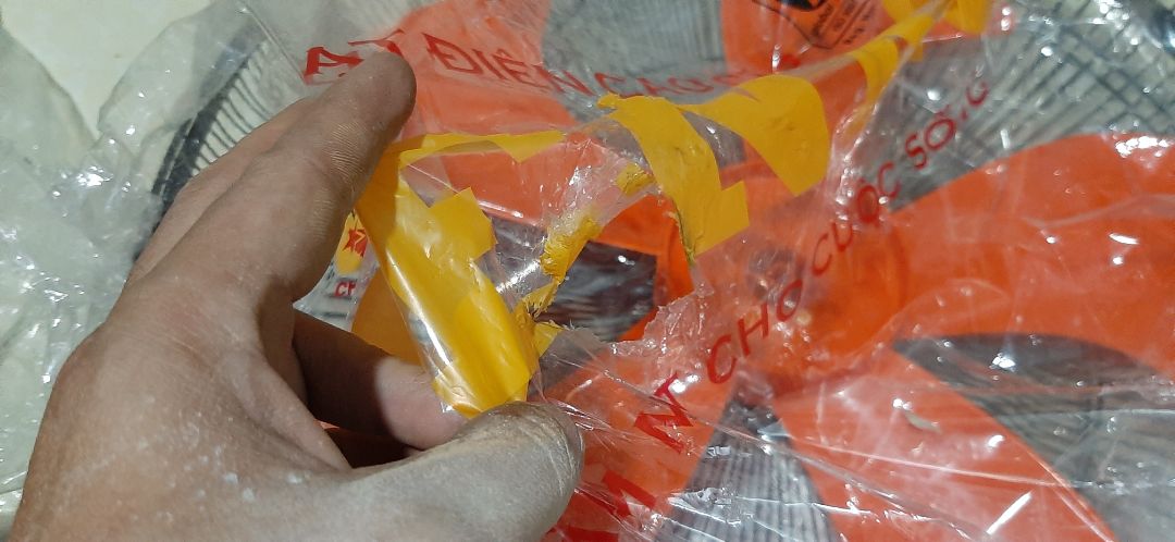 Quạt nhiều vết chày, xước ở lốc máy, trục bị rỉ sét. Thùng bị chuột cắn, hôi mùi nước đái chuột. Công ty đổi tôi lại hàng mới hoặc thu hồi, trả tiền.