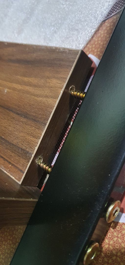 Mặt bàn viếi xước to quá. Lỗ khoan mặt bàn cũng lệch, lỗ khoan thanh nhỏ bị lệch r shop, k thể vít đc. loay hoay cả tiếng cho lỗ nó rộng ra mới được. Sắt đỡ thiết mạng vít sẽ móp. Lắp xong có vẻ chắc chắn và thăng bằng. Không ọp ẹp. Giao hàng nhanh hơn 2 ngày. Cho 3 sao thôi nhé.