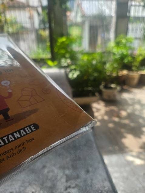 Đóng gói không cẩn thận, gãy cong góc sách