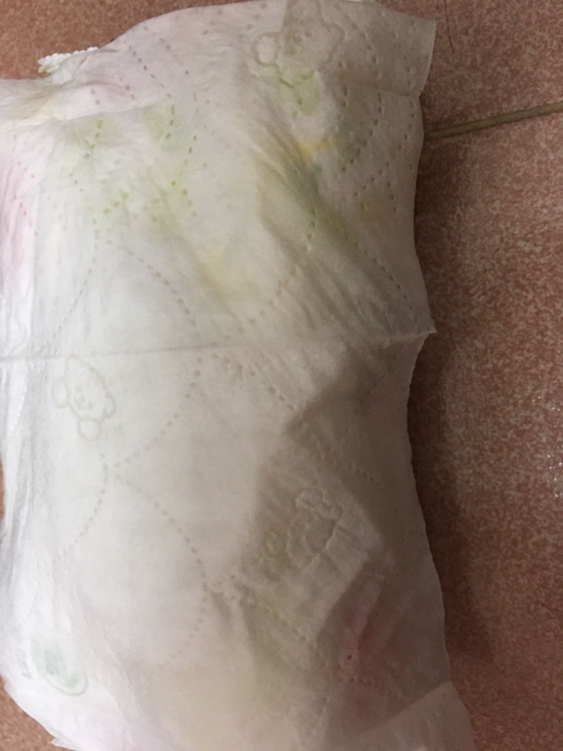 Phải nói là mình rất ưng loại này, bữa đi khám thai nhân viên Huggies cho 1 bịch nhỏ dùng thử, cũng k quan tâm lắm. Khi sanh em bé, đến lúc dùng hết khăn mình mua, lấy bịch Huggies  ra dùng tạm, cảm nhận đầu tiên, hình ảnh và chất liệu của khăn hoàn toàn khác vs những loại mình dùng trước đây, mình ngửi thì cũng không nghe mùi hương gì (điểm này mình cũng khá hài lòng). Thấy trên bao bì ghi "dịu nhẹ" - mình lấy lau mặt thử, và thật sự thì khăn rất mịn. Mọi thứ đều rất ok, nên mình sẽ sử dụng loại này cho bé nhà mình. Hi