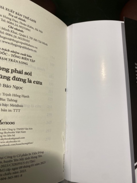 Có hơi trầy với xước 1 xíu nhưng bù lại giao nhanh nên không sao
Nội dung khá cuốn và sách khá cùi:))) có những cuốn mình mua được vài năm rồi nhưng nó không dễ xúc như vậy:)))) ban đầu không để ý đến lúc mở cuốn Muối ra thấy xúc nên mới để ý