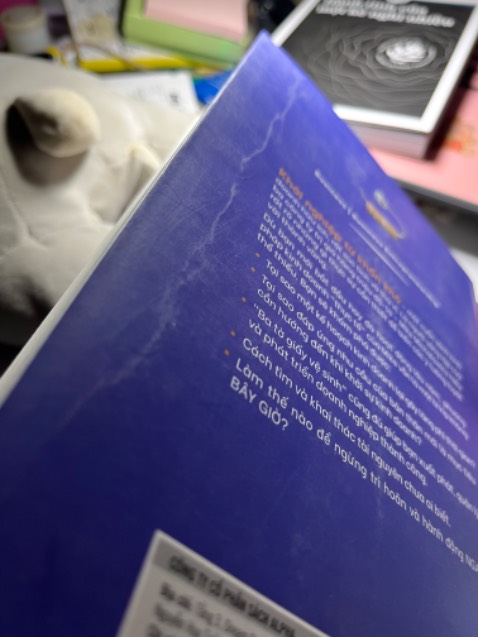 Tiki giao cho cuốn sách như nùi giẻ v đó. Không phải vì vận chuyển làm hư, mà tiki chọn cuốn sách cũ để gửi hàng :))