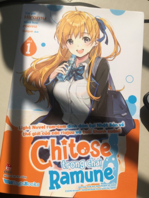 Được đánh giá là bộ rom-com sẽ tạo nên sức hút lớn nên không có gì ngạc nhiên khi Kim làm thêm bản đặc biệt cho cuốn này. Mình thì chỉ là người chơi hệ có sách đọc thôi nên hài lòng với việc mua bản thường. Nhưng không vì tính ‘phổ thông’ mà sách tệ hơn đâu nha. Ngoài việc không có thêm quà tặng kèm như bản đặc biệt thì mình thấy bản này cũng rất đẹp rồi. Sách được tặng thêm standee bìa, mình khuyên là không nên gỡ ra để lắp mà nên để như một bookmark vì khi mình gỡ ra, bìa ngay lập tức để lại vết gãy, không cứng cáp như loại standee nhựa trong được. Art đẹp, nội dung thì mình chưa đánh giá được do chưa đọc, nhưng với hình thức đẹp thế này thì cũng nên được mọi người rinh về để có thêm sắc màu tươi tắn cho tủ sách ạ.