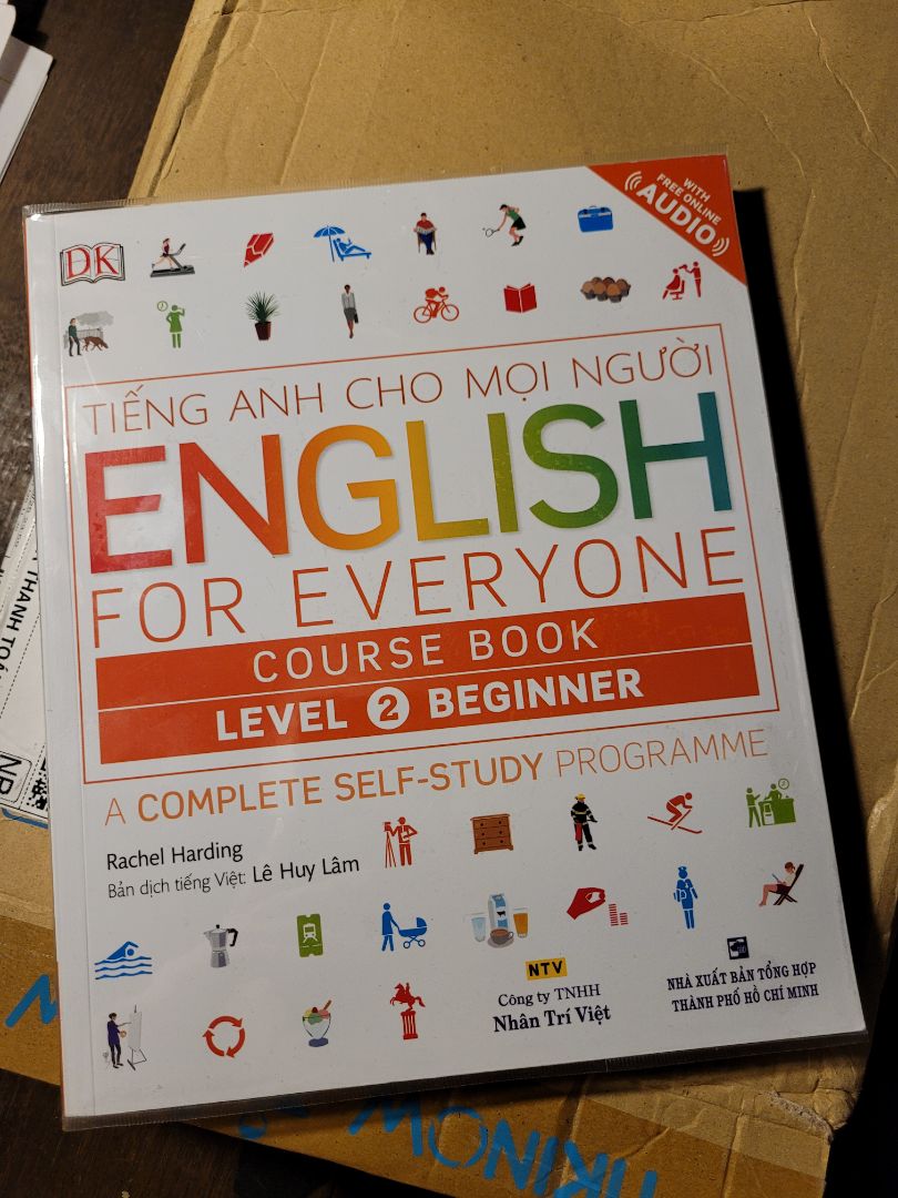 Sách đẹp, giấy dày, in màu rõ nét. Giao nhanh, đóng gói cẩn thận không cấn móp.
