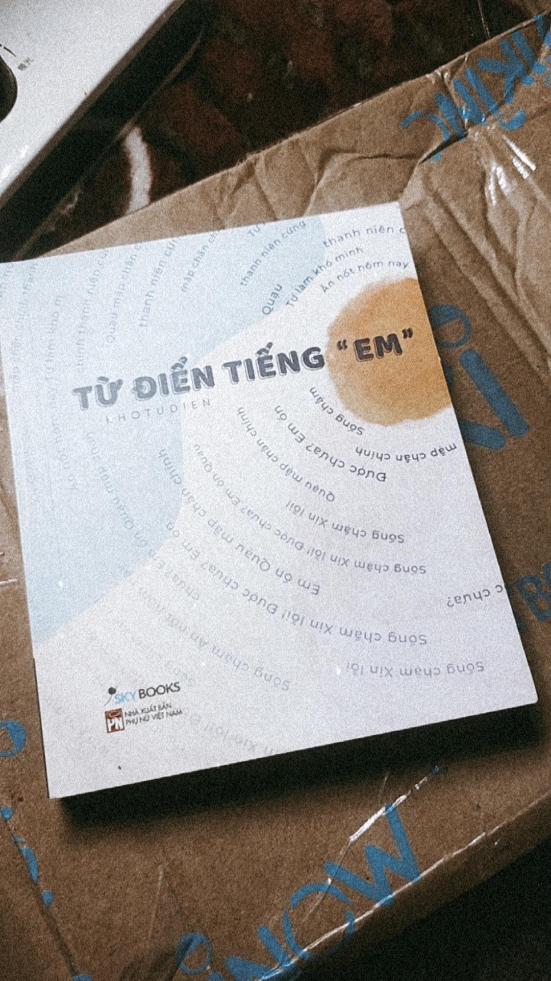 Quyển này thích lắm á mọi người 
Thấy hot nên mua về 
Đúng là không phải cái gì cũng tự nhiên hot cả đọc thích cực luôn á mọi người . Kiểu nó đúng là từ điển luôn á nói về ý nghĩa của câu đó 
Tuy nhiên khi giao hàng thì thấy là hộp rất to luôn á so với hộp thì quyển này nó bé xíu . Nên dùng hộp nhỏ thôi ạ 
M tưởng là có bao bọc quyển  Từ Điển Tiếng "Em" nhưng mà không thấy có