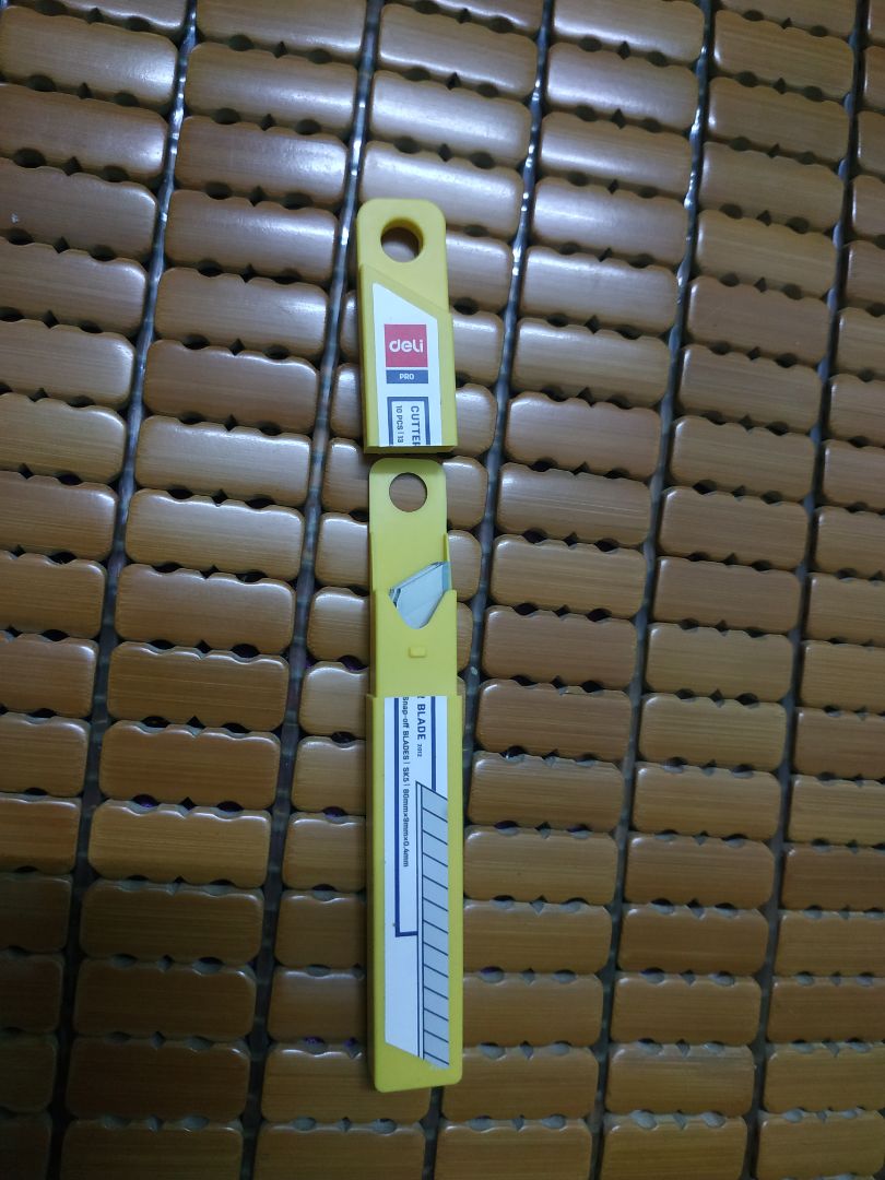 Deli chưa bao giờ làm mình thất vọng, giá rẻ đóng hộp lưỡi dao khá ưng, lưỡi dao rất bén. Không có gì phải chê.