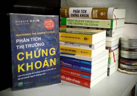 Quyển sách ru ngủ khá tốt nếu như người đọc không thật sự có nhiều quan tâm đến các chủ đề về chu kỳ nói chung và chu kỳ thị trường chứng khoán nói riêng.

Trước tiên, mình quyết định mua quyển này là vì Howard Marks, khá ngớ ngẩn là trước đây mình thẳng tay loại nó khỏi wishlist vì sự nhầm lẫn ở tựa sách, cho tới khi phát hiện ra đây là quyển sách viết về chu kỳ thị trường của chủ tịch Oaktree Capital Management.

Nói quyển sách có khả năng ru ngủ là vì nó dày 422 trang và chỉ nói về một nội dung duy nhất: chu kỳ thị trường chứng khoán & phần mở rộng các chu kỳ thị trường khác. Cá nhân mình thật sự đã rất cố gắng mới vượt qua hết được 11 chương đầu tiên, cho đến khi tìm được sự hào hứng từ chương 12 cho đến hết. Nói vậy không có nghĩa đây là quyển sách dở hay nội dung không bổ ích, ngược lại Howard Marks đã chia sẻ gần như tất cả những hiểu biết của ông về chu kỳ thị trường, sự hoạt động của nó, cách định vị chu kỳ…đã đem đến thành công cho Oaktree Capital Management như thế nào.

3 chương đầu, tác giả nêu lên định nghĩa chu kỳ là gì, bản chất của nó, trả lời câu hỏi tại sao phải nghiên cứu về chu kỳ, và đặc biệt ở chương 3 là cuộc tranh luận với Nick Train - một độc giả - về sự đều đặn của chu kỳ. Nick cho rằng đã gọi là chu kỳ thì nó phải là một vòng tròn của sự lặp lại từ đó dẫn đến khả năng dễ dàng phán đoán trước tương lai thị trường, trong khi bản thân anh thì tin vào lý thuyết thị trường ngẫu nhiên.

Chương 4 và 5 tác giả nói riêng về chu kỳ kinh tế & sự tham gia của chính phủ trong chu kỳ kinh tế bởi vì “Một nền kinh tế quá mạnh có thể làm tăng lạm phát và đưa nền kinh tế lên cao đến mức không thể tránh khỏi suy thoái. Mặt khác, một nền kinh tế quá yếu có thể khiến cho lợi nhuận công ty sụt giảm và làm con người mất việc. Do vậy, ngân hàng trung ương và các quan chức ở Bộ Ngân Khố (tương đương ở Việt Nam là Kho Bạc Nhà Nước trực thuộc Bộ Tài Chính) phải có một phần trách nhiệm trong việc quản lý chu kỳ kinh tế”.

Từ chương 6 đến 11 là sự mở rộng về các chu kỳ khác như chu kỳ lợi nhuận, chu kỳ tâm lý của nhà đầu tư, chu kỳ của thái độ đối với những rủi ro, chu kỳ tín dụng, chu kỳ nợ xấu & chu kỳ bất động sản. Đây là phần gây buồn ngủ cho mình nhất, phần vì đã đọc được một nửa quyển sách, phần vì mình chưa đủ hiểu biết về tín dụng, về nợ xấu, về bất động sản…

Bắt đầu từ chương 12 “Kết hợp tất cả - chu kỳ thị trường” là phần nội dung mang tính thực tế cao, mà cá nhân mình nghĩ là người đọc sẽ cực kỳ quan tâm như: cách đối phó với chu kỳ thị trường và những giới hạn trong khả năng, cách định vị một chu kỳ, cách xác định một chu kỳ thành công, cách nhận định về chu kỳ trong tương lai. Nền kinh tế và thị trường chưa bao giờ dịch chuyển theo một đường thẳng trong quá khứ, và chúng cũng sẽ không dịch chuyển như vậy trong tương lai. Điều đó có nghĩa là các nhà đầu tư thấu hiểu được chu kỳ sẽ tìm thấy cơ hội tạo ra lợi nhuận.

Chương 18 - chương cuối cùng – là một bản tổng hợp những ý quan trọng do chính Howard Marks biên tập lại như lời của chính ông: “Tôi sẽ đưa ra kết luận bằng việc tập họp lại một số đoạn văn trong cuốn sách, những đoạn mà tôi nghĩ là chìa khóa để hiểu về chu kỳ, nguồn gốc của chúng & cách đối phó với chúng”. 

Mình nghĩ mọi người có thể bắt đầu đọc từ chương 18 trước khi nghiền ngẫm quyển sách, sẽ cho một góc nhìn tổng quát hơn khi quay lại đọc từ đầu chương 1 của “Mastering The Market Cycle” – quyển sách của người đàn ông đang quản lý một quỹ giá trị 158 tỉ đô-la Mỹ (số liệu tháng 9/2021).