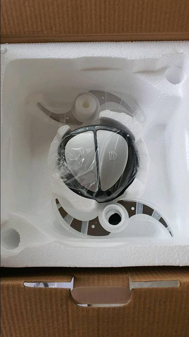 mới nhận hàng sài rất okki. hàng lock lock chính hãng có khác, nên không có vấn đề gì để chê, máy xay nhuyễn , động cơ êm, lưỡi dao sắc. bữa mình có mua 1 máy xay thịt giá rẻ mới *** mà đã bụp 1 cái. nói chung mọi người nên chọn máy có thương hiệu uy tín mua nha. hàng shop này uy tín mà giá rẻ nữa. mọi người nên mua nha