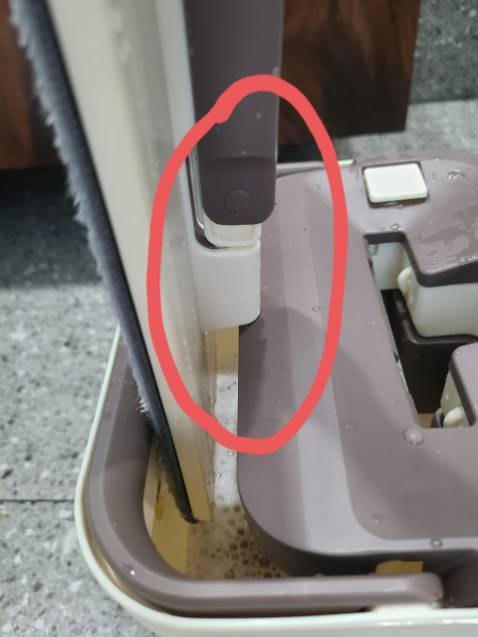 Nguyên bộ thùng và cây rất chắc chắn, dày dặn nhưng ko xài được. Cây lau nhà cấn cái nắp thùng nên không cách nào cho cây vào xả nước được. Quay đủ hướng, dỡ cả cái quai xách lên mà vẫn vướng cây lau nhà (Hình ảnh đính kèm). Mình đã nhắn tin cho shop mà không thấy trả lời. Shop trả lời gấp dùm mình.
Mình xem Youtube cách sử dụng thì thấy thùng của các shop khác, phần nắp đậy nó ngắn hơn của bên bạn nên thấy ngta cho cây vào thùng dễ dàng lắm.