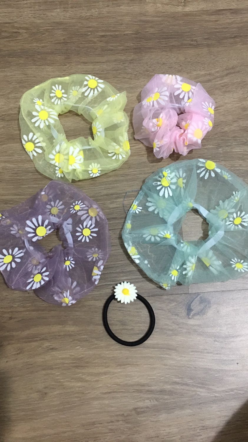 Sản phẩm bình thường,  Dây thun bên trong thắt nút bằng thủ công chứ không may lại nên bị cấn nút, vòng màu đen dán bông cúc trắng nhuỵ vàng bằng keo 2 mặt quá mỏng nên đụng vào dễ bị sút ra ngay (xem hình kèm theo).