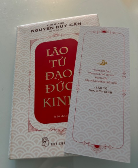 Tiki Trading giao hàng nhanh, giao tiết kiệm nội thành Hà Nội, đặt hôm trước mà trưa hôm sau đã có. Sách do tác giả Nguyễn Duy Cần bình về từng chương Đạo Đức Kinh rất cuj thể. Chất liệu giấy hơi bóng và đẹp. Giá mua thấp hơn giá bìa.