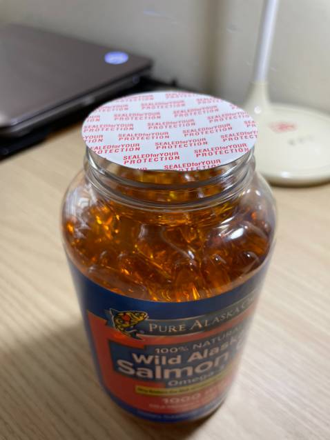 - Đóng gói kỹ, không móp méo
- Hạn sử dụng còn hơn 1 năm
- Dầu cá có mùi cá hồi
- Dưới nắp còn có seal