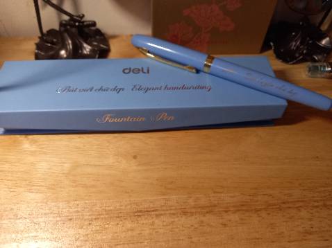 Bút viết êm, ra mực đều và không bị chảy mực. Nhưng bút không tạo nét thanh, nét đậm như quảng cáo. Bút nhẹ, bé dùng để ghi chép hàng ngày cũng ổn