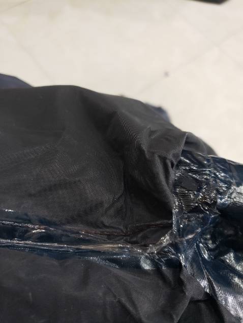 Dùng chỉ khâu rồi dán lại ở mặt trong mà ẩu như này thì nước mưa ngấm hết vào trong ướt hết cả người. Chưa kể nước mưa sẽ theo đường chỉ ngấm vào và mọi chỗ ép nilon đè lên chỉ trong áo mưa sẽ bung ra hết. Áo mưa còn lỗi nữa. Mua áo mưa đắt mà chất lượng ko bằng 1 nửa của circle K.