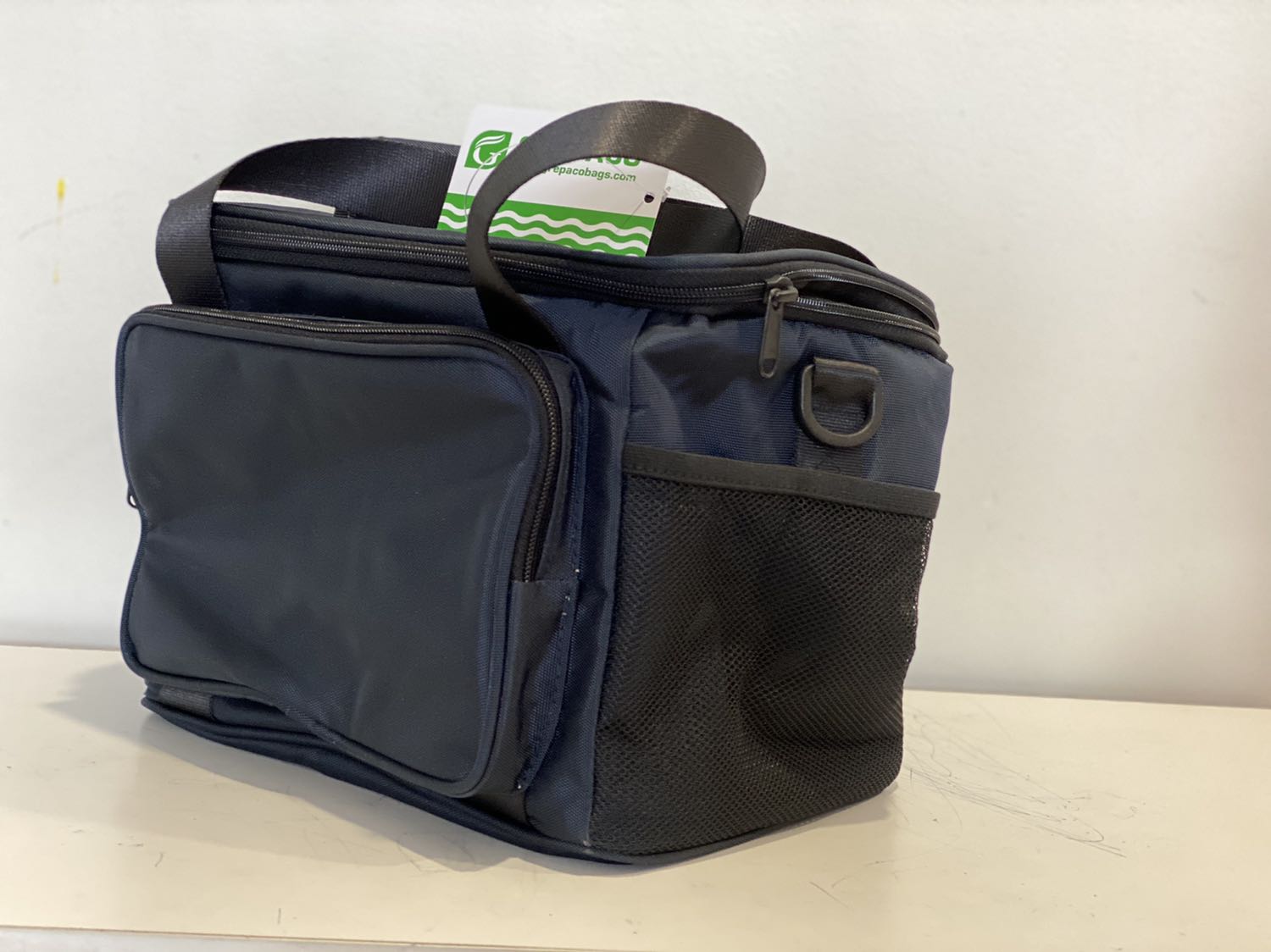 Túi to đựng được nhiều đồ. Chất lượng hoàn thiện tốt, chắc chắn và đẹp. Tặng thêm đồ đựng giữ nhiệt đựng nước khá tiện lợi.