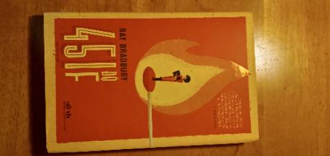 Sách này bìa cứng luôn á mọi người. Bề ngoài thì cực kì đẹp, nói chung sách của nhã nam thì đẹp và chất lượng khỏi bàn rồi. Có điều lần này tiki gói hàng hơi ẩu, làm sách của mình bị như trong ảnh...