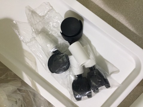 Phải nói là cực kỳ hài lòng với cách giao hàng của tiki quá nhanh luôn :) mới đặt xong hôm qua mà hôm nay có luôn rồi... nhân viên giao hàng chuyên nghiệp tận tình vui vẻ luôn :) về sản phẩm thì tuyệt vời đáng đồng tiền bỏ ra. Chất nhựa rất mướt kiểu có độ đàn hồi mềm sờ cũng đã thấy xịn sò hơn rồi. Chân di động lăn rất là êm  và nhẹ nhàng, các khớp nối tầng  với nhau rất chắc chắn. Có tháo lắp dễ dàng khi di chuyển. Kệ chắc chắn nên để đồ nặng cũng không sợ.. đóng gói rất là gọn gàng. Có sách hướng dẫn lắp đặt chi tiết. Màu trắng rất sang và sạch sẽ để phòng khách hay đi chuyển tới các phòng khác cũng dễ dàng.. nói chung mình rất là thích và ưng sản phẩm này. Mẹ mình cũng bảo đặt cho bà thêm 1 cái Hihi